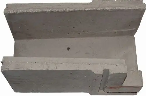 Wolf Brennkammer, linker Teil für HVG, aus grauem Beton, zeigt eine rechteckige Form mit Aussparungen und festem Material, geeignet für Heizsysteme.